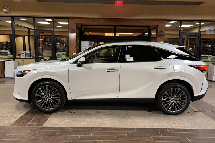 Nhờ đó, 3 phiên bản này của Lexus RX 2023 tiêu thụ lượng xăng trung bình 9,8 lít/100 km. Trong khi đó, Lexus RX 500h F Sport Performance 2023 dùng hệ truyền động hybrid, bao gồm máy xăng 4 xi-lanh thẳng hàng, tăng áp, dung tích 2.4L, kết hợp với 2 mô-tơ điện mạnh 80 kW (khoảng 107 mã lực) và hộp số tự động 6 cấp.