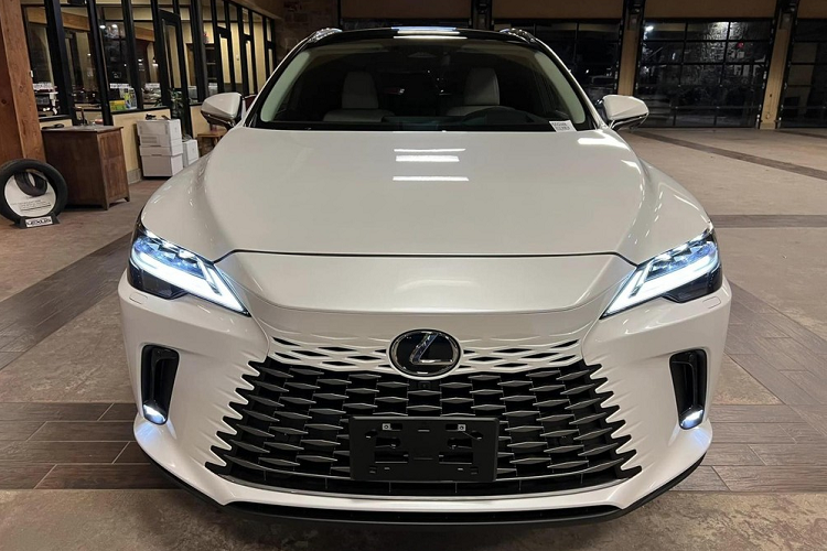 Ở 3 phiên bản RX 350 Premium, RX 350 Luxury và RX 350 F Sport, mẫu SUV hạng sang này sẽ dùng động cơ xăng 4 xi-lanh, tăng áp, dung tích 2.4L với công suất tối đa 275 mã lực tại tua máy 6.000 vòng/phút và mô-men xoắn cực đại 430 Nm tại tua máy 1.700 - 3.600 vòng/phút. Động cơ kết hợp với hộp số tự động 8 cấp và hệ dẫn động 4 bánh toàn thời gian AWD.