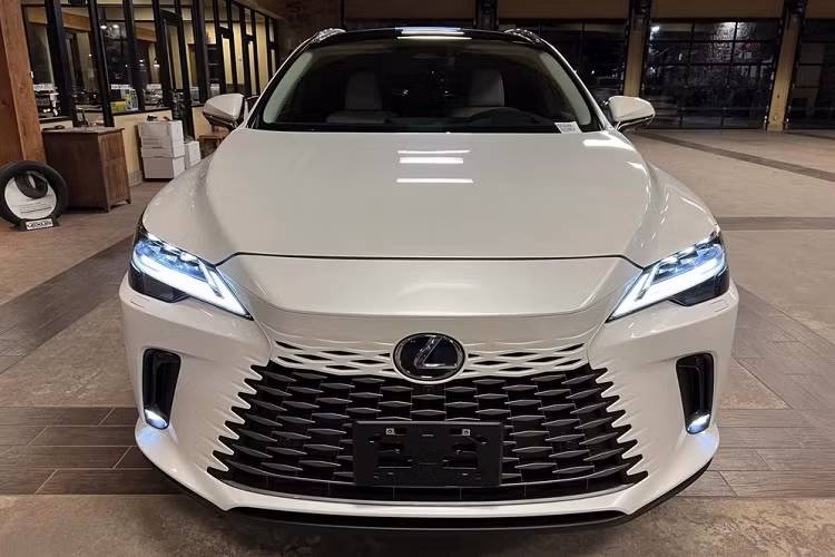 Ở 3 phiên bản RX 350 Premium, RX 350 Luxury và RX 350 F Sport, mẫu SUV hạng sang này sẽ dùng động cơ xăng 4 xi-lanh, tăng áp, dung tích 2.4L với công suất tối đa 275 mã lực tại tua máy 6.000 vòng/phút và mô-men xoắn cực đại 430 Nm tại tua máy 1.700 - 3.600 vòng/phút. Động cơ kết hợp với hộp số tự động 8 cấp và hệ dẫn động 4 bánh toàn thời gian AWD.