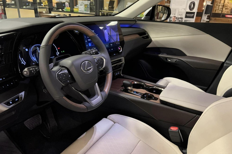 Hệ truyền động này tạo ra công suất tổng cộng 367 mã lực và mô-men xoắn cực đại 542 Nm. Ngoài ra, Lexus RX 500h F Sport Performance 2023 còn sở hữu hệ dẫn động 4 bánh toàn thời gian Direct4 và tiêu thụ lượng xăng trung bình 9 lít/100 km.