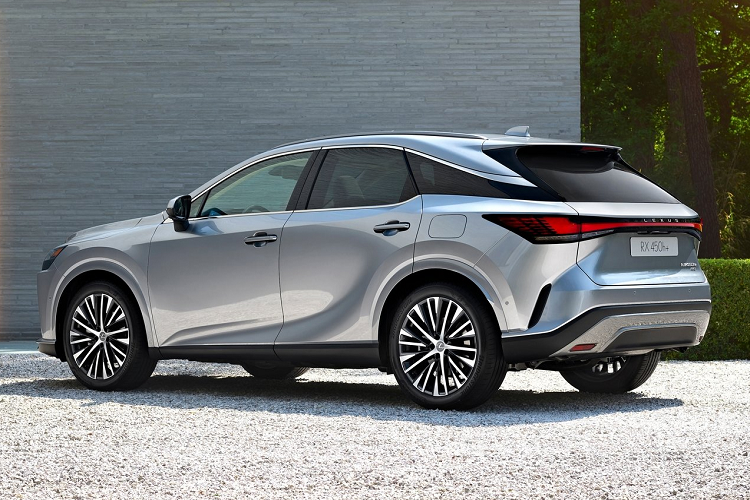 Ở phiên bản F Sport, Lexus RX 2023 sẽ có thêm vô lăng bọc da, tích hợp lẫy chuyển số, bộ bàn đạp bằng nhôm, tapi cửa bọc da lộn, ốp bậc cửa F Sport, cửa sổ trời toàn cảnh Panorama và màn hình hiển thị thông tin kính lái HUD. Dù ở phiên bản nào, Lexus RX 2023 tại Việt Nam đều dùng màn hình cảm ứng trung tâm 14 inch.