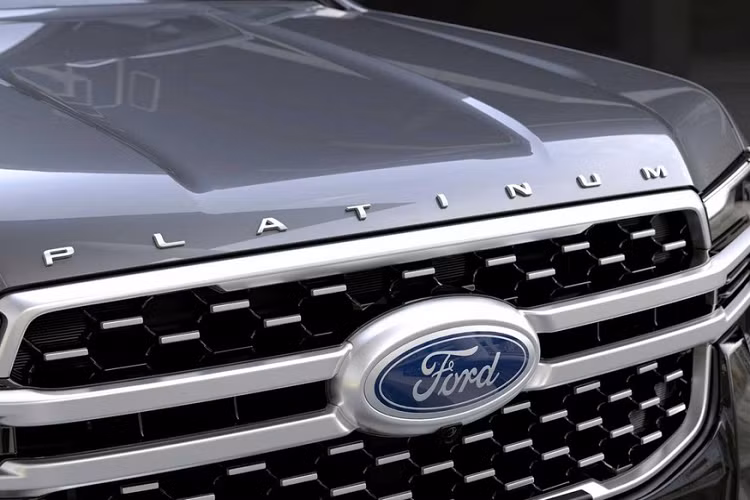 Trong đó, động cơ diesel V6, tăng áp ở phía trước là một phần trang bị tiêu chuẩn của Ford Ranger Platinum 2022 mới, nhờ đó, mang lại công suất 247 mã lực và mô-men xoắn 600 N. Trái tim này sẽ được kết hợp với hộp số tự động 10 cấp và truyền tới cả các bánh thông qua hệ thống dẫn động bốn bánh toàn thời gian được điều khiển điện tử mới của hãng.