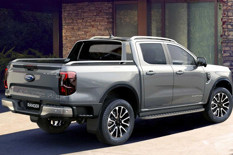 Tất cả các tính năng này đều là tiêu chuẩn trên mẫu xe bán tải Ford Ranger Platinum, hiện đang là bản cao cấp nhất dành cho châu Âu, và sẽ bán trên khắp "Lục địa già" với kế hoạch giao hàng cho những khách hàng đầu tiên vào cuối mùa xuân năm 2023.