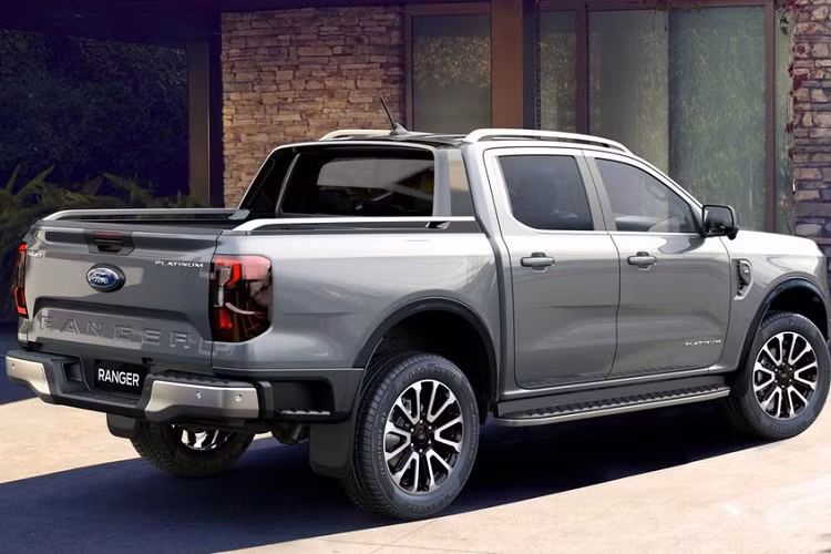 Tất cả các tính năng này đều là tiêu chuẩn trên mẫu xe bán tải Ford Ranger Platinum, hiện đang là bản cao cấp nhất dành cho châu Âu, và sẽ bán trên khắp "Lục địa già" với kế hoạch giao hàng cho những khách hàng đầu tiên vào cuối mùa xuân năm 2023.