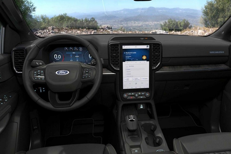 Nhìn bên ngoài, Ranger Platinum khác biệt so với các thành viên còn lại của gia đình Ford Ranger với ngoại thất tinh tế hơn bao gồm mâm xe 20 inch gia công, lưới tản nhiệt khác biệt và đèn LED chạy ban ngày đặc trưng mới.