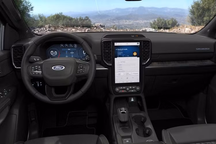 Nhìn bên ngoài, Ranger Platinum khác biệt so với các thành viên còn lại của gia đình Ford Ranger với ngoại thất tinh tế hơn bao gồm mâm xe 20 inch gia công, lưới tản nhiệt khác biệt và đèn LED chạy ban ngày đặc trưng mới.