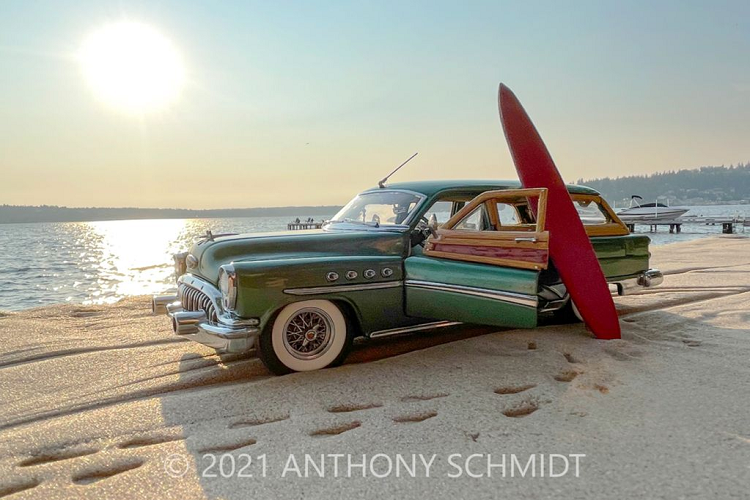 "Phải nhận thức rất rõ về tỉ lệ, chi tiết và góc nhìn", cậu học sinh lớp 8 chia sẻ. Anthony Schmidt cũng thường xuyên phải đeo tai nghe vì nhạy cảm với âm thanh.