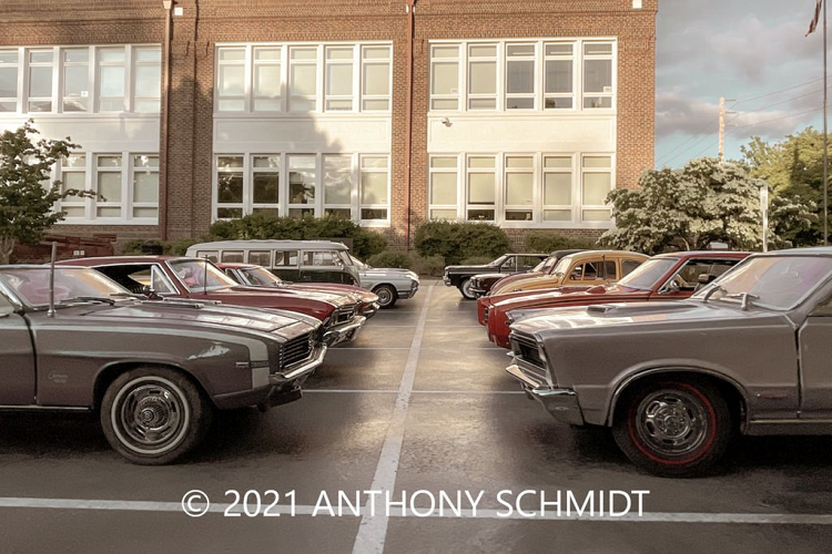 Vào năm ngoái, lịch của Anthony bán được 5.000 cuốn với giá 20 USD mỗi cuốn. Số tiền kiếm được từ việc bán lịch đã giúp cậu mua một chiếc Studebaker Silver Hawk đời 1959 có giá hơn 23.000 USD (khoảng 537 triệu đồng). Hiện Anthony vẫn chưa đủ tuổi để lái xe nên lúc này, mẹ cậu là tài xế riêng và thường chở con trai tới những nơi cậu sẽ chụp ảnh.