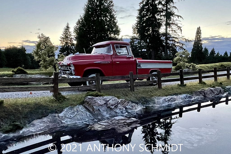 Thậm chí Anthony Schmidt còn có cả “fan” hâm mộ. Greg Wilkinson - một người hâm mộ các tác phẩm của Anthony, chưa bao giờ gặp cậu bé nhưng sẵn sàng tặng cậu chiếc xế cổ Ford nói trên, lúc cậu mới chỉ 12 tuổi. Việc Anthony Schmidt là một cậu bé mắc chứng tự kỷ có lẽ là điều mà ít ai có thể nghĩ tới. Nhưng với Ramona - mẹ của Anthony, bà cho rằng đây không phải là một điều gì tồi tệ và coi nó là một một lợi thế, một món quà nghệ thuật.