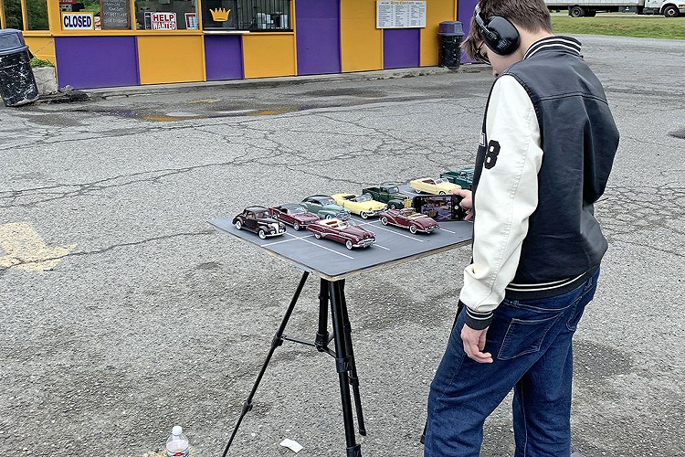 Thời điểm hiện tại, thiết bị được Anthony Schmidt chụp xe ôtô là một chiếc iPhone 13 Pro Max. Mỗi bức ảnh của cậu đều được hạn chế tối đa việc chỉnh sửa, hầu hết chúng được tạo ra nhờ trí tưởng tượng phong phú và góc máy sáng tạo của cậu thiếu niên. Kỹ năng ấn tượng của Anthony Schmidt đã giúp cậu có được một cuốn lịch riêng, một cuốn sách, các buổi trưng bày, và thậm chí là một chiếc xế cổ hiệu Ford đời 1957 thực sự.