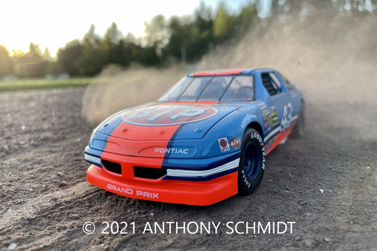 Tài năng của của Anthony còn thu hút cả sự chú ý của CEO của Apple – Tim Cook. Ông đã chia sẻ câu chuyện và những bức ảnh của Anthony Schmidt lên Twitter: "Từ khi 6 tuổi, Anthony đã thể hiện rõ rệt niềm đam mê với nhiếp ảnh. Giờ đây, cậu chia sẻ những bức ảnh xe mô hình để đời được chụp bằng iPhone với người hâm mộ trên toàn thế giới, Sức sáng tạo của cậu bé quá tuyệt vời!".