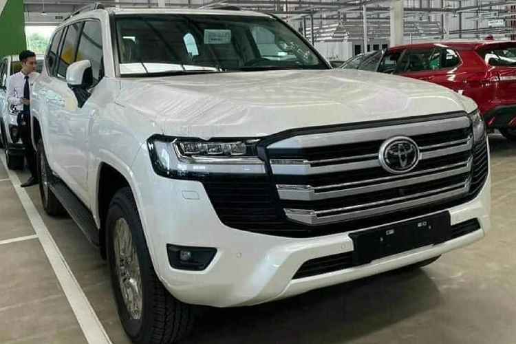 Với những ai “nhanh trí” dự đoán được tình hình khan hàng của Land Cruiser 2022 mà đặt cọc từ trước đó, họ có thể bán lại các suất nhận xe sớm để bỏ túi vài trăm triệu đồng như một dạng đầu cơ. Ở thời điểm tháng 8 năm ngoái, Land Cruiser 2022 có giá lăn bánh tại TP.HCM đã “ngót nghét” gần 5 tỷ đồng. Cụ thể, xe có giá niêm yết 4,060 tỷ đồng, giá lăn bánh rơi vào khoảng 4,48 tỷ đồng ở khu vực TP.HCM.