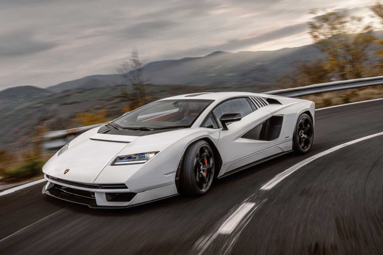 Lamborghini sẽ bắt đầu giao xe cho khách hàng bất cứ lúc nào. Tất cả 112 mẫu xe được lên kế hoạch sản xuất đã được bán ngay cả trước khi chiếc xe ra mắt công chúng chính thức.