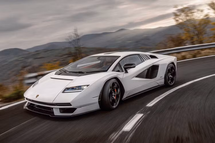 Lamborghini sẽ bắt đầu giao xe cho khách hàng bất cứ lúc nào. Tất cả 112 mẫu xe được lên kế hoạch sản xuất đã được bán ngay cả trước khi chiếc xe ra mắt công chúng chính thức.