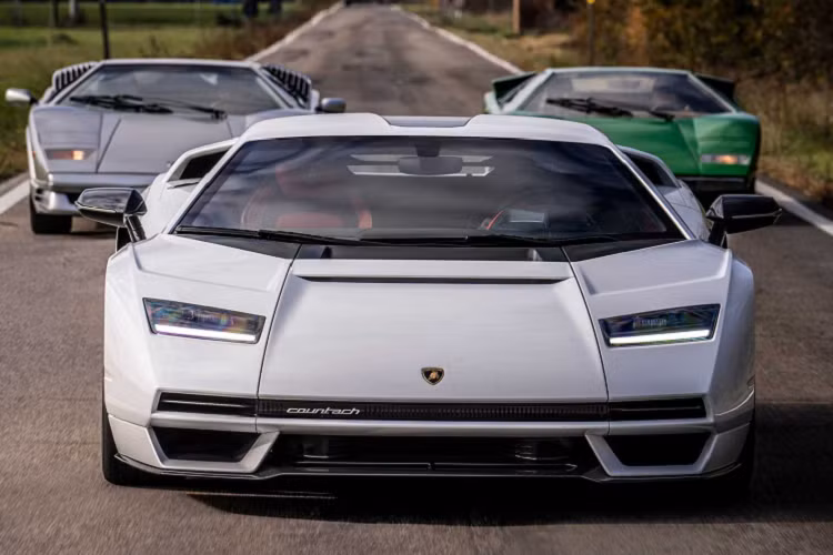 Mặc cho cha đẻ của chiếc siêu xe nguyên thủy, Marcello Gandini không lấy làm hài lòng với “phiên bản tái sinh” này lắm, chiếc siêu xe Lamborghini Countach LPI 2022 mới hiện đã bắt đầu lăn bánh trên đường trước khi được giao đến tay khách hàng.