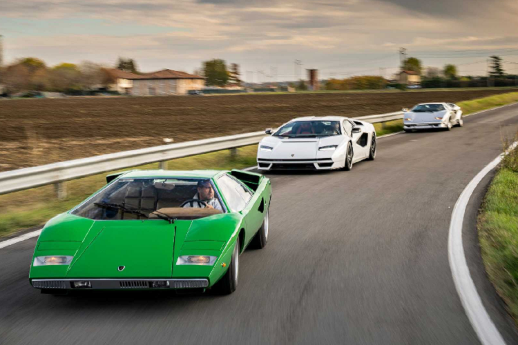 Sau buổi ra mắt tại sự kiện xe cổ điển Pebble Beach vào ngày 13 tháng 8 năm ngoái, chiếc siêu xe Lamborghini Countach LPI 800-4 đã chính thức chạy thử trên đường công cộng. Song hành với nó là 2 người anh em cũng rất đặc biệt - chiếc Countach LP 400 đầu tiên và chiếc Countach 25 Anniversary cuối cùng được sản xuất.