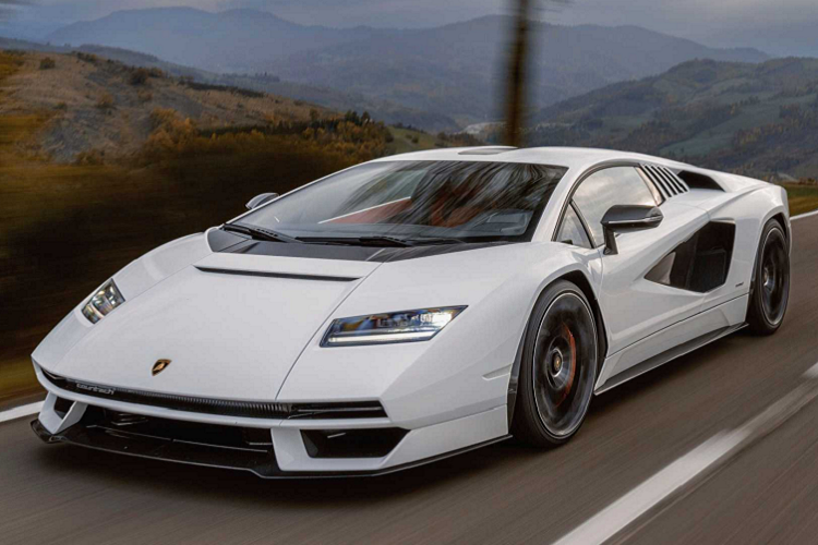 Tổng cộng, bốn mẫu xe mới sẽ được nhà sản xuất ô tô trình làng vào năm 2022 trong nỗ lực đánh bại kỷ lục bán hàng của năm ngoái với 8.405 siêu xe được giao trên toàn cầu.