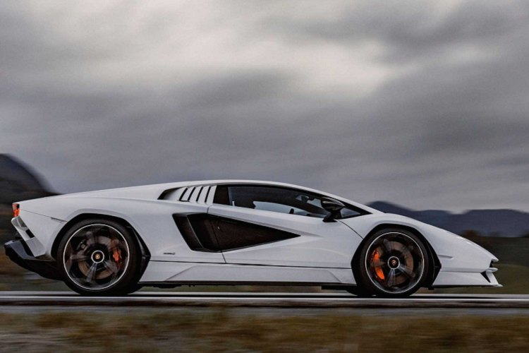 Cuối năm nay, Lamborghini cũng sẽ ra mắt mẫu xe chạy bằng động cơ đốt trong cuối cùng của mình.