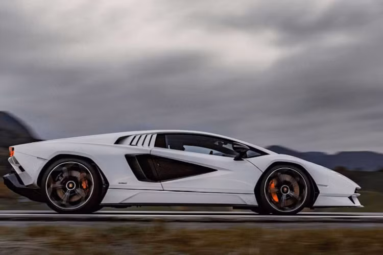 Cuối năm nay, Lamborghini cũng sẽ ra mắt mẫu xe chạy bằng động cơ đốt trong cuối cùng của mình.