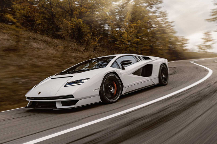 Countach LPI 800-4 là một trong những chiếc Lamborghini mạnh nhất từng được sản xuất, sở hữu động cơ V12 điện khí hóa dung tích 6.5 lít, cho công suất cực đại 780 mã lực. Một động cơ điện 48 volt được gắn trực tiếp trên hộp số và giúp tăng tốc và giảm lượng khí thải. Ấn tượng hơn, động cơ điện tiêu thụ năng lượng được lưu trữ trong một siêu tụ điện, cung cấp năng lượng gấp ba lần so với pin lithium-ion nặng tương đương.