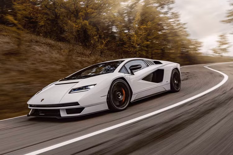 Countach LPI 800-4 là một trong những chiếc Lamborghini mạnh nhất từng được sản xuất, sở hữu động cơ V12 điện khí hóa dung tích 6.5 lít, cho công suất cực đại 780 mã lực. Một động cơ điện 48 volt được gắn trực tiếp trên hộp số và giúp tăng tốc và giảm lượng khí thải. Ấn tượng hơn, động cơ điện tiêu thụ năng lượng được lưu trữ trong một siêu tụ điện, cung cấp năng lượng gấp ba lần so với pin lithium-ion nặng tương đương.