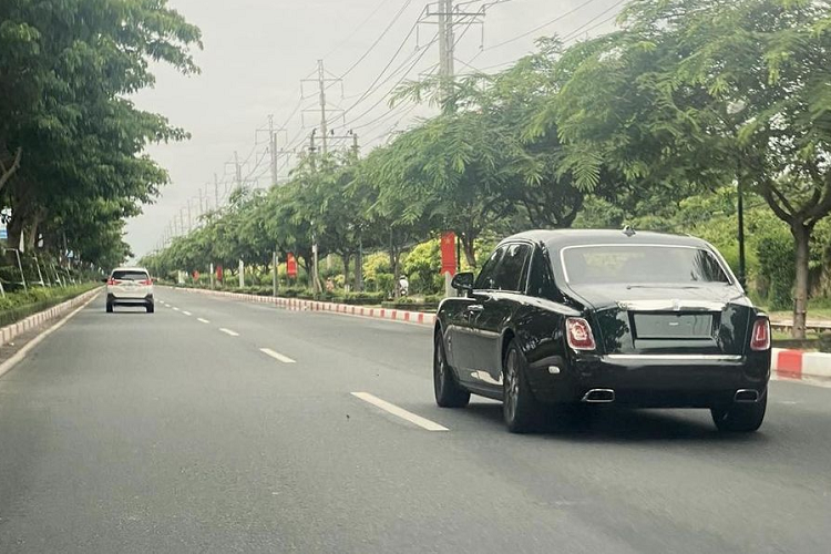 Như vậy, có thể kết luận rằng chủ sở hữu của chiếc Rolls-Royce Phantom VIII này không phải là một người quá xa lạ, vị đại gia kín tiếng ở Vũng hiện còn đang sở hữu cả một chiếc Lamborghini Huracan STO “độc nhất” Việt Nam.