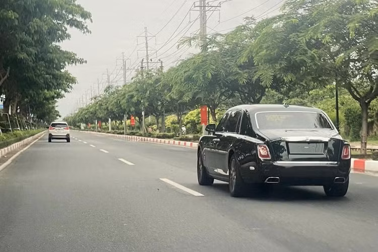 Như vậy, có thể kết luận rằng chủ sở hữu của chiếc Rolls-Royce Phantom VIII này không phải là một người quá xa lạ, vị đại gia kín tiếng ở Vũng hiện còn đang sở hữu cả một chiếc Lamborghini Huracan STO “độc nhất” Việt Nam.