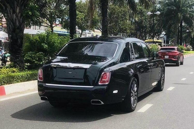 Theo đó, hình ảnh cho thấy chiếc Rolls-Royce Phantom VIII được đỗ ngay ngắn bên trong một garage ở Bà Rịa – Vũng Tàu, bên cạnh là hai siêu phẩm McLaren 720S Spider và Porsche 911 GT3 RS độ Weisach Package đã quá quen thuộc với những người yêu xe trong nước.