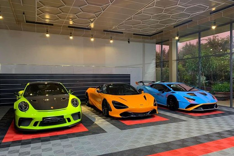 Rolls-Royce Phantom thế hệ thứ 8 đang định cư tại Vũng Tàu có màu sơn ngoại thất đen với các điểm nhần mạ crôm đầu đến đuôi xe. Cực phẩm nước Anh được trang bị bộ mâm đa chấu kép kiểu mới mạ crôm sáng bóng nổi bật. Hiện vẫn chưa rõ chiếc xe trong bài được nhập khẩu chính hãng hay tư nhân.