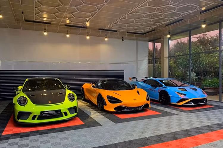 Rolls-Royce Phantom thế hệ thứ 8 đang định cư tại Vũng Tàu có màu sơn ngoại thất đen với các điểm nhần mạ crôm đầu đến đuôi xe. Cực phẩm nước Anh được trang bị bộ mâm đa chấu kép kiểu mới mạ crôm sáng bóng nổi bật. Hiện vẫn chưa rõ chiếc xe trong bài được nhập khẩu chính hãng hay tư nhân.