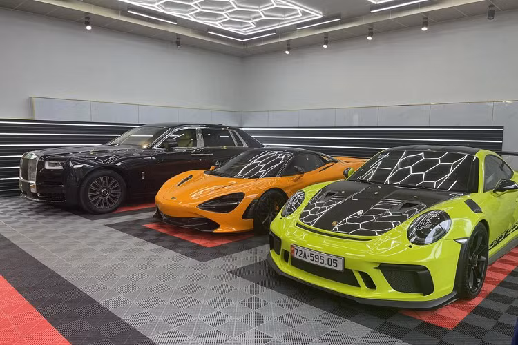 Hình ảnh một chiếc Rolls-Royce Phantom VIII siêu sang bất ngờ xuất hiện trên đường phố tại tỉnh Bà Rịa - Vũng Tàu được chia sẻ lên mạng xã hội cách đây hơn một tháng đến nay vẫn nhận được rất nhiều sự quan tâm và tò mò của cộng đồng mạng.