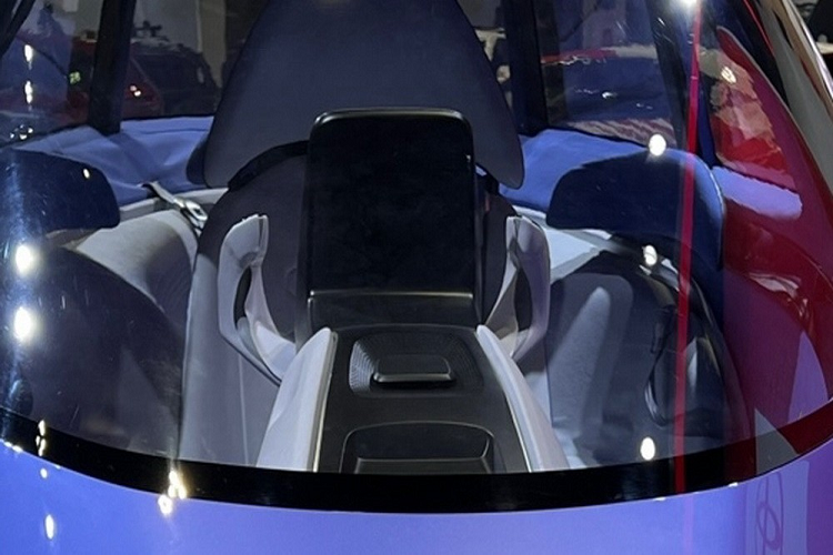 Ngoài việc có dáng vẻ kỳ cục lạ mắt, Rhombus Concept cũng đi kèm với một ghế xoay duy nhất trái ngược với ghế cho lái xe và hành khách thông thường ở phía trước. 