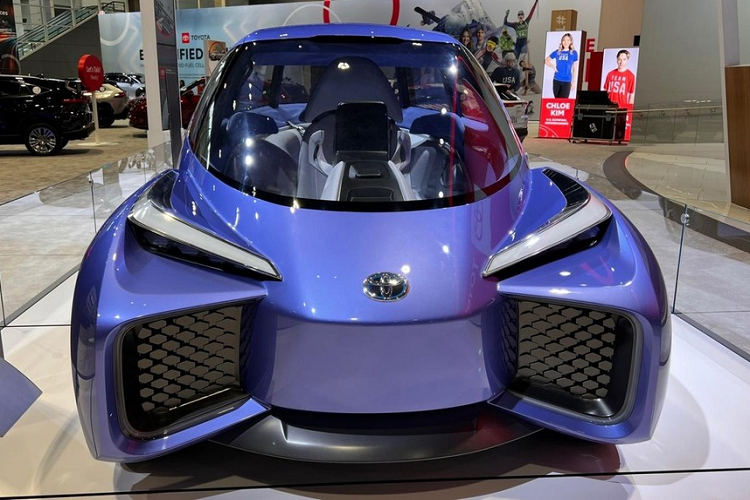 Toyota Rhombus Concept mới là điểm nhấn thú vị tại Triển lãm Ô tô Chicago 2022, có thể nói rằng nó là là một chiếc xe bé nhỏ kỳ lạ. Đây không phải là một mẫu xe mới hoàn toàn bởi nó thực tế đã được ra mắt lần đầu ở Triển lãm Ô tô Thượng Hải 2019 và rồi gần như mất tích kể từ đó.
