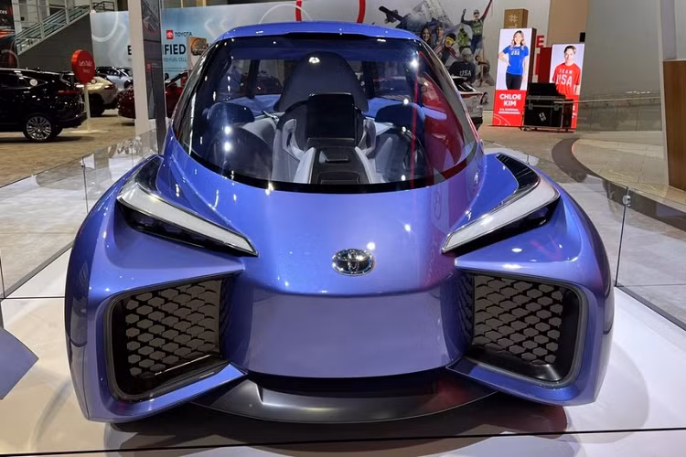 Toyota Rhombus Concept mới là điểm nhấn thú vị tại Triển lãm Ô tô Chicago 2022, có thể nói rằng nó là là một chiếc xe bé nhỏ kỳ lạ. Đây không phải là một mẫu xe mới hoàn toàn bởi nó thực tế đã được ra mắt lần đầu ở Triển lãm Ô tô Thượng Hải 2019 và rồi gần như mất tích kể từ đó.