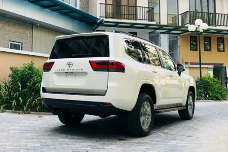 Tại thị trường Việt Nam, theo tìm hiểu của PV thì đơn hàng đặt hàng Toyota Land Cruiser 2022 chính hãng kín chỗ đến hết năm nay. Thậm chí tại thị trường Nhật Bản muốn mua xe phải chờ tới 4 năm. Tình trạng thiếu linh kiện và chip khiến Toyota phải giảm 40% sản lượng toàn cầu trong tháng 9, và mẫu SUV thế hệ mới cũng bị ảnh hưởng.
