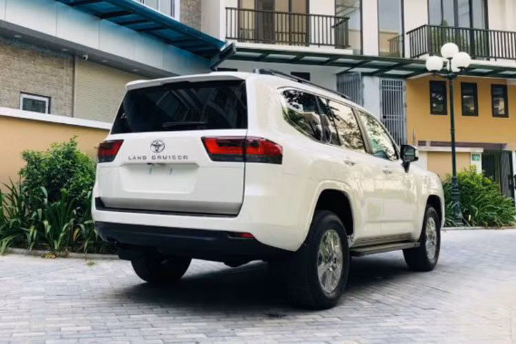 Tại thị trường Việt Nam, theo tìm hiểu của PV thì đơn hàng đặt hàng Toyota Land Cruiser 2022 chính hãng kín chỗ đến hết năm nay. Thậm chí tại thị trường Nhật Bản muốn mua xe phải chờ tới 4 năm. Tình trạng thiếu linh kiện và chip khiến Toyota phải giảm 40% sản lượng toàn cầu trong tháng 9, và mẫu SUV thế hệ mới cũng bị ảnh hưởng.
