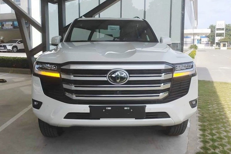 Xét về đối thủ cạnh tranh, gần như không có mẫu xe nào cạnh tranh ngang hàng với Toyota Land Cruiser tại Việt Nam. Xét trong tầm giá khoảng 4 tỉ đồng, các mẫu SUV có sức ảnh hưởng tới mẫu xe SUV Nhật Bản này có BMW X5, Mercedes-Benz GLE, Audi Q7 hay cả mẫu xe sang cùng nhà Lexus RX.