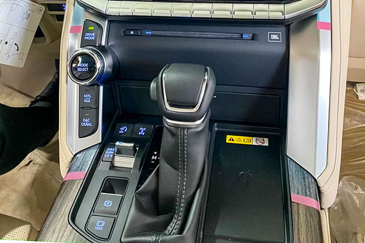 Công nghệ an toàn trên xe không quá nổi trội. So với đời xe trước, Toyota Land Cruiser 2022 có thêm cảnh báo điểm mù cùng gói trang bị Safety Sense với những tính năng như cảnh báo va chạm sớm, ga tự động thích ứng, hỗ trợ giữ làn đường, đèn pha tự động. 8 cảm biến trước và sau, 10 túi khí.