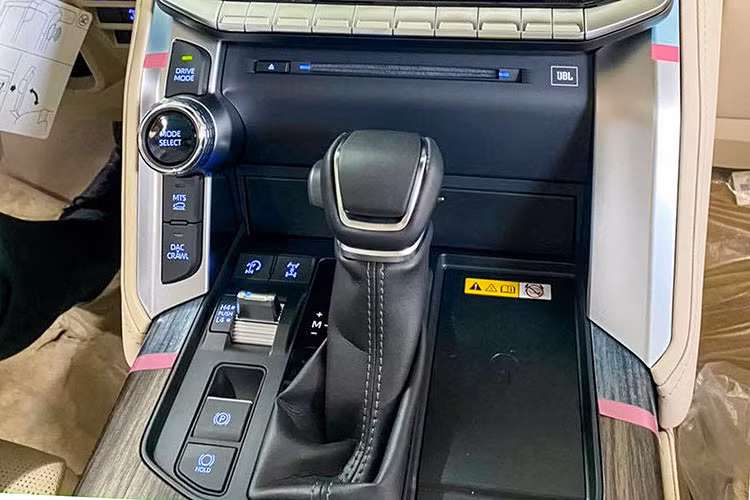 Công nghệ an toàn trên xe không quá nổi trội. So với đời xe trước, Toyota Land Cruiser 2022 có thêm cảnh báo điểm mù cùng gói trang bị Safety Sense với những tính năng như cảnh báo va chạm sớm, ga tự động thích ứng, hỗ trợ giữ làn đường, đèn pha tự động. 8 cảm biến trước và sau, 10 túi khí.