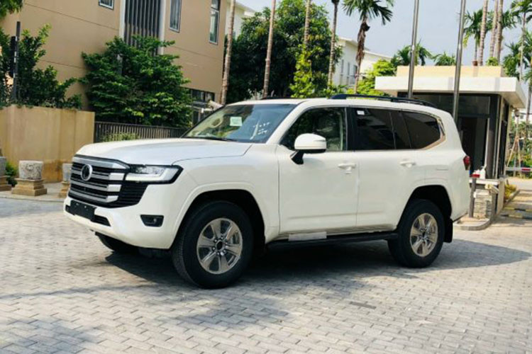 Lúc mới ra mắt, Toyota Land Cruiser 2022 chênh giá từ 400 – 500 triệu đồng. Bước sang tháng 5 này, kể cả khi giá bán của xe đã được Toyota Việt Nam điều chỉnh tăng giá 40 triệu đồng lên mức 4,1 tỷ đồng thì một số cơ sở tại Hà Nội vẫn yêu cầu khách trả thêm tới 1,3 tỷ đồng, một con số kỷ lục chưa từng có tại thị trường Việt Nam. Số tiền này suýt đủ để mua và làm thủ tục lăn bánh một chiếc Toyota Camry 2.0 Q mới.
