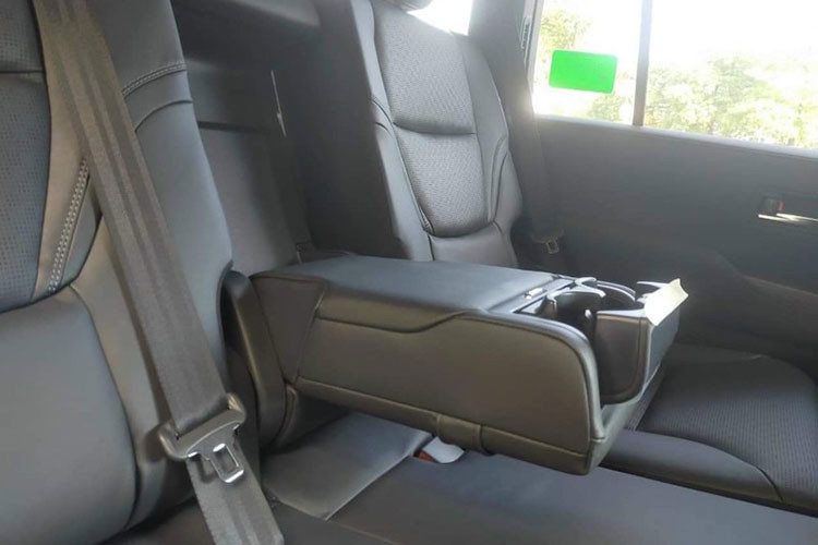 Màn hình trung tâm 12,3 inch đặt nổi. Âm thanh 14 loa JBL kết hợp hệ thống chống ồn chủ động. Gương chiếu hậu chống chói tự động tràn viền. Phanh đỗ điện tử thay cho loại cơ trước đây. Cốp phía sau mở điện, hỗ trợ đá cốp rảnh tay. Ghế lái chỉnh điện 10 hướng, ghế phụ chỉnh 8 hướng.