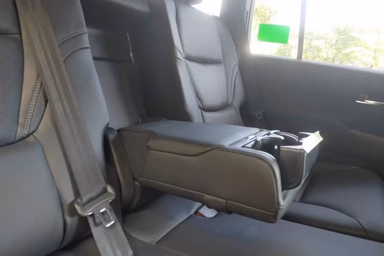 Màn hình trung tâm 12,3 inch đặt nổi. Âm thanh 14 loa JBL kết hợp hệ thống chống ồn chủ động. Gương chiếu hậu chống chói tự động tràn viền. Phanh đỗ điện tử thay cho loại cơ trước đây. Cốp phía sau mở điện, hỗ trợ đá cốp rảnh tay. Ghế lái chỉnh điện 10 hướng, ghế phụ chỉnh 8 hướng.