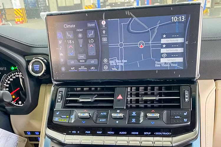 Nội thất Toyota Land Cruiser 2022 khác biệt hoàn toàn so với thế hệ cũ. Vô-lăng kiểu mới, có tích hợp sưởi, đồng hồ analog kết hợp màn hình 7 inch, phía sau còn có hiển thị thông tin trên kính lái HUD.