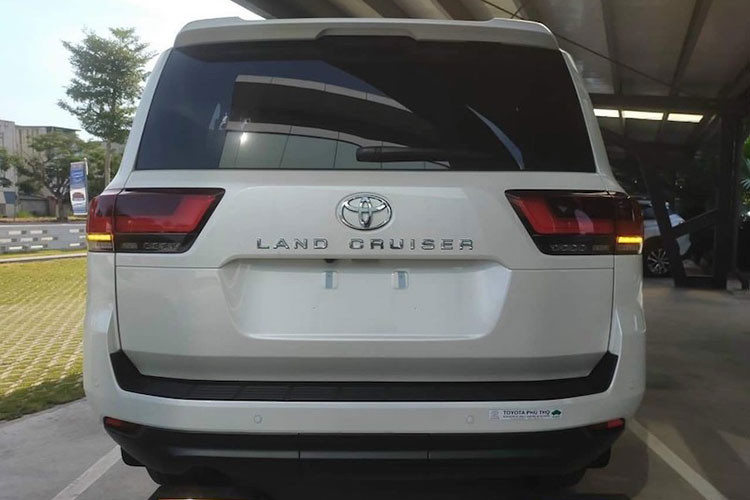 Toyota Land Cruiser 2022 chính hãng bán ra thị trường Việt Nam dùng động cơ xăng V6 dung tích 3,5 lít tăng áp kép hoàn toàn mới, cho công suất 409 mã lực và mô-men xoắn 650 Nm. Động cơ này kết hợp với hộp số tự động 10 cấp. Xe có 3 chế độ lái. Hệ thống treo và các tính năng hỗ trợ địa hình trên mẫu xe này đều được nâng cấp đáng kể.