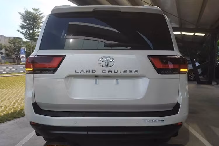 Toyota Land Cruiser 2022 chính hãng bán ra thị trường Việt Nam dùng động cơ xăng V6 dung tích 3,5 lít tăng áp kép hoàn toàn mới, cho công suất 409 mã lực và mô-men xoắn 650 Nm. Động cơ này kết hợp với hộp số tự động 10 cấp. Xe có 3 chế độ lái. Hệ thống treo và các tính năng hỗ trợ địa hình trên mẫu xe này đều được nâng cấp đáng kể.