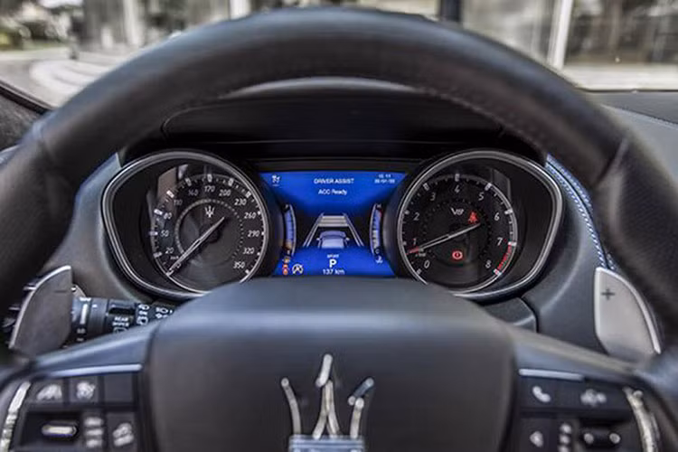 Bên trong khoang cabin, siêu phẩm Maserati Levante Trofeo này được trang bị tuỳ chọn da tự nhiên cao cấp. Là một chiếc xe thể thao, Levante Trofeo cũng không thiếu đi các tấm ốp bằng sợi carbon bên trong khoang nội thất. Ngoài ra, xe cũng được tích hợp sẵn hệ thống giải trí hiện đại Maserati Touch Control Plus, âm thanh vòm Bowers &amp; Wilkins 17 loa, cửa sổ trời toàn cảnh,...