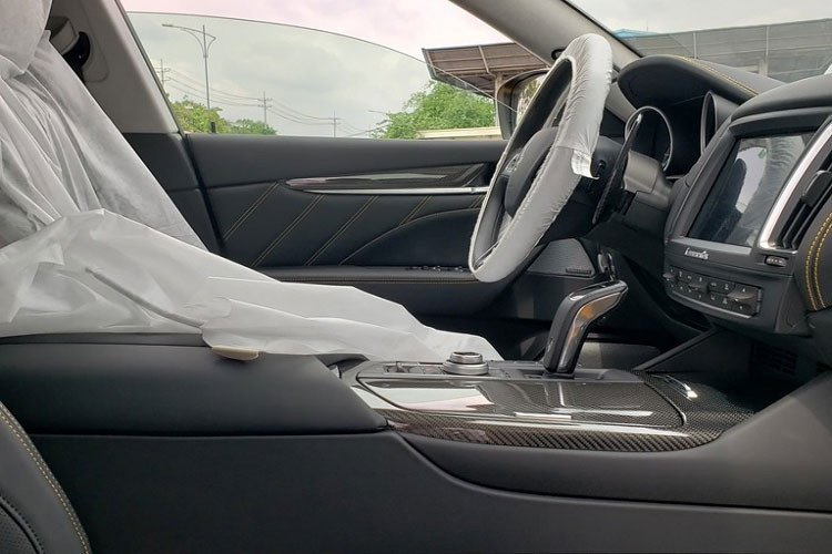 Ba lỗ thoát khí mạ crom như một nét riêng của hãng xe Ý vẫn xuất hiện 2 bên hông xe cùng bộ mâm Orione Forged Staggered kích thước 22 inch 5 chấu, kết hợp bộ kẹp phanh thể thao màu bạc ấn tượng. Phía sau xe là cụm ống xả kép đặt đối xứng nhau được bao bởi ốp carbon. Ngoài ra, cánh gió bên trên đuôi xe cũng góp phần làm tăng vẻ hầm hố và tăng tính khí động học, giúp chiếc xe ổn định hơn khi vận hành ở tốc độ cao.