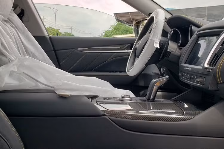 Ba lỗ thoát khí mạ crom như một nét riêng của hãng xe Ý vẫn xuất hiện 2 bên hông xe cùng bộ mâm Orione Forged Staggered kích thước 22 inch 5 chấu, kết hợp bộ kẹp phanh thể thao màu bạc ấn tượng. Phía sau xe là cụm ống xả kép đặt đối xứng nhau được bao bởi ốp carbon. Ngoài ra, cánh gió bên trên đuôi xe cũng góp phần làm tăng vẻ hầm hố và tăng tính khí động học, giúp chiếc xe ổn định hơn khi vận hành ở tốc độ cao.