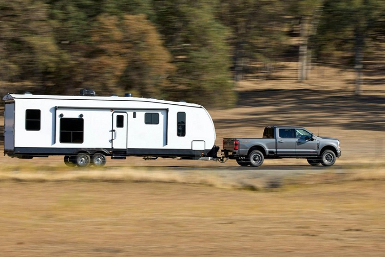 Nhờ động cơ mạnh mẽ, Ford Super Duty 2023 có tải trọng tối đa 3.561 kg và sức kéo lên đến 16.783 kg. Những con số này đều đứng đầu phân khúc. Dự kiến, mẫu xe bán tải hạng nặng này sẽ bắt đầu được bán ra tại thị trường Mỹ vào năm sau. Hiện giá xe Ford Super Duty 2023 vẫn chưa được công bố. Xe sẽ cạnh tranh với những đối thủ như Chevrolet Silverado HD và Ram Heavy Duty.