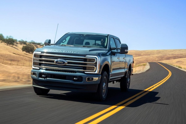 Ford Super Duty là dòng xe bán tải hạng nặng rất được ưa chuộng tại thị trường Mỹ. Để duy trì sức hút của mẫu xe này, hãng Ford đã tung ra Super Duty thế hệ mới. Chịu ảnh hưởng thiết kế từ người anh em F-150, Ford Super Duty 2023 mới trông hiện đại và mượt mà hơn trước. Trên đầu xe, mẫu xe bán tải này được trang bị cụm đèn pha tối giản và dải đèn LED định vị hình chữ "C" giống Ford Ranger thế hệ mới.